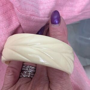 Bangle bracelet vintage Lucite vanilla
Slashed
